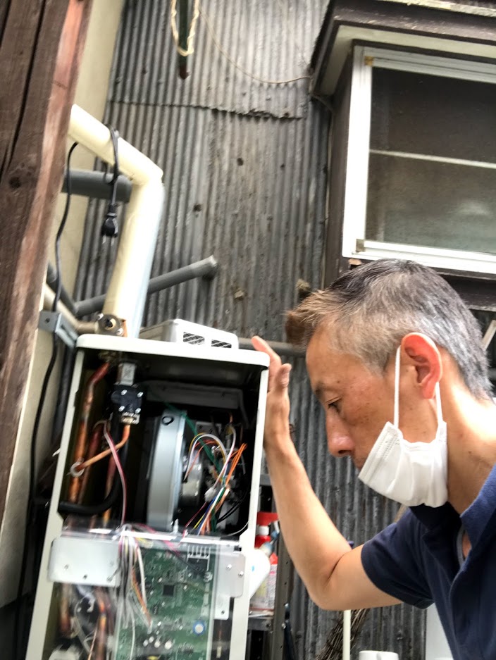 大垣市日の出町でコロナ製のオートタイプの石油給湯器【UKB-LD300X】を