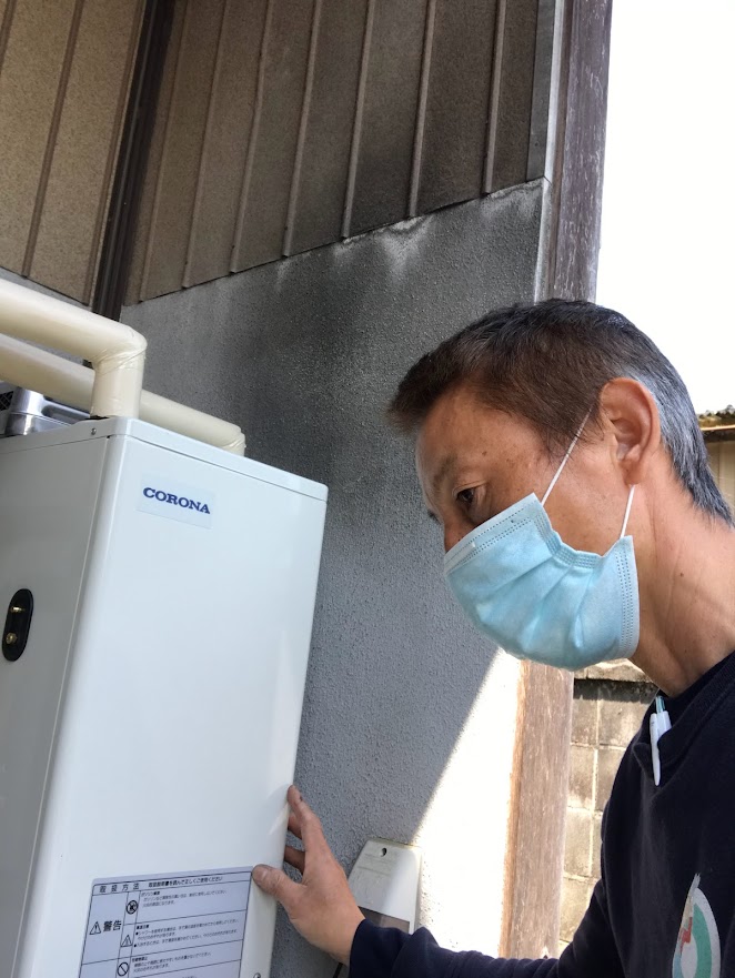 大垣市榎戸町で2010年製のコロナ製の石油給湯器【UIB-NX46P】を 大垣市榎戸町で2010年製のコロナ製の石油給湯器【UIB-NX46P】を
